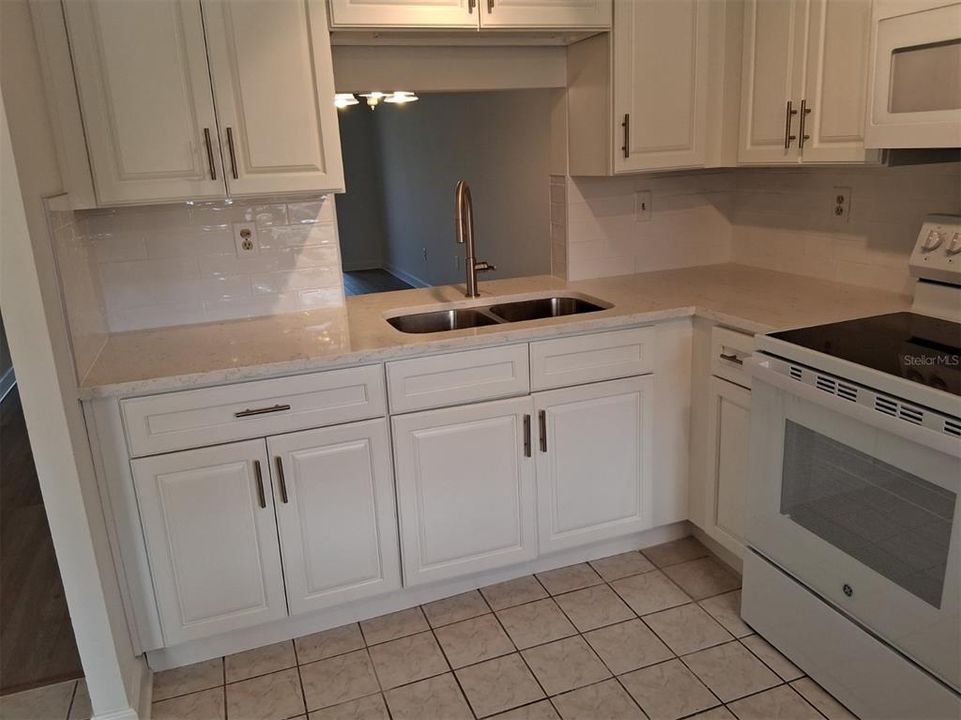 待售: $114,900 (2 贝兹, 1 浴室, 975 平方英尺)