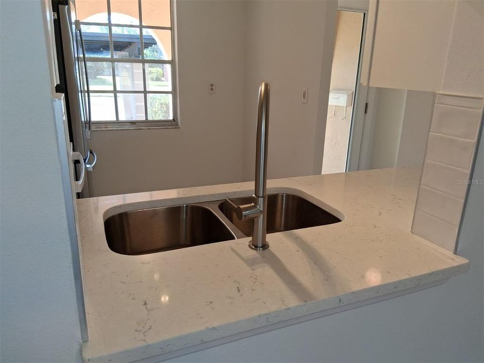 待售: $114,900 (2 贝兹, 1 浴室, 975 平方英尺)