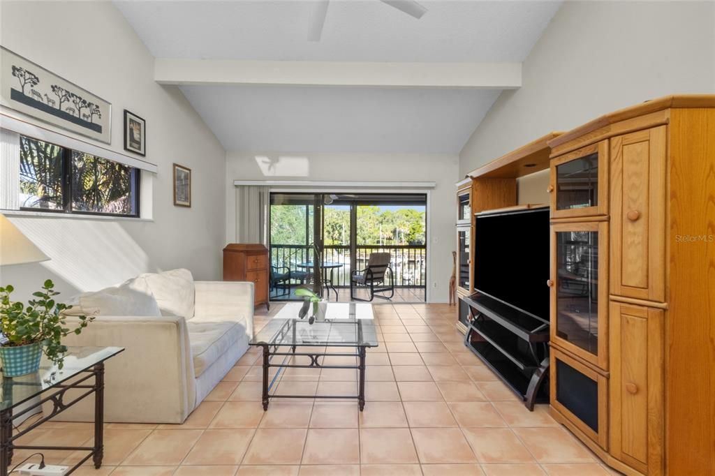 Под контрактом: $355,000 (2 спален, 2 ванн, 1216 Квадратных фут)