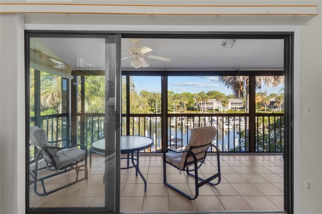 Под контрактом: $355,000 (2 спален, 2 ванн, 1216 Квадратных фут)