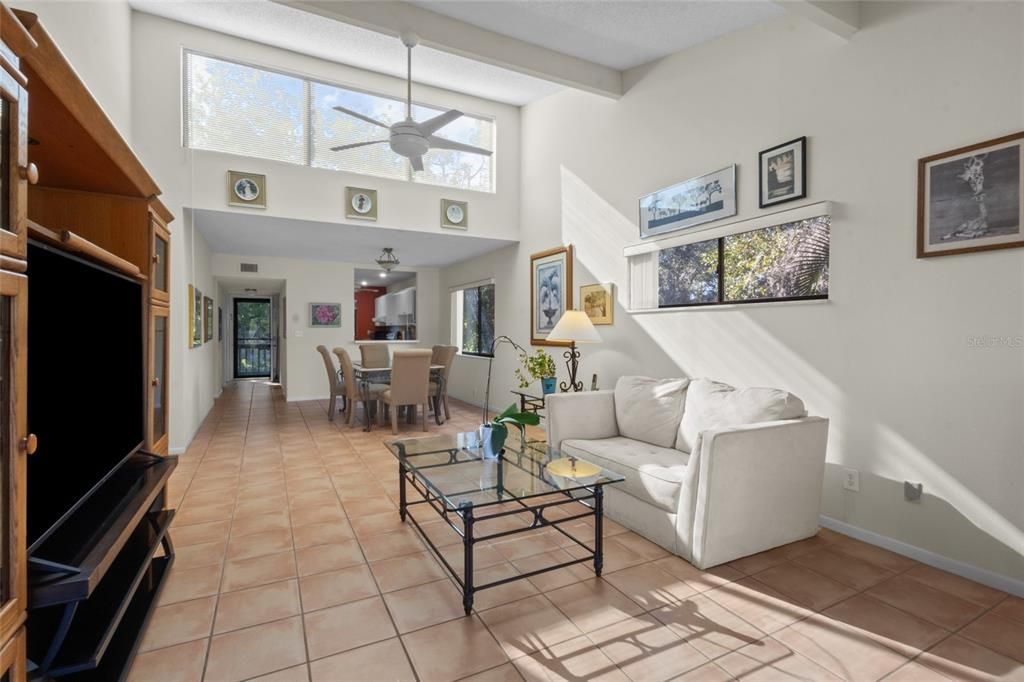 Под контрактом: $355,000 (2 спален, 2 ванн, 1216 Квадратных фут)