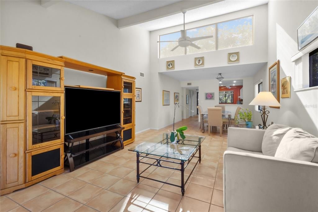 Под контрактом: $355,000 (2 спален, 2 ванн, 1216 Квадратных фут)