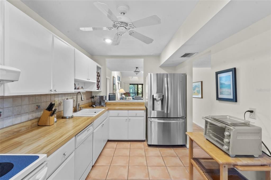 Под контрактом: $355,000 (2 спален, 2 ванн, 1216 Квадратных фут)