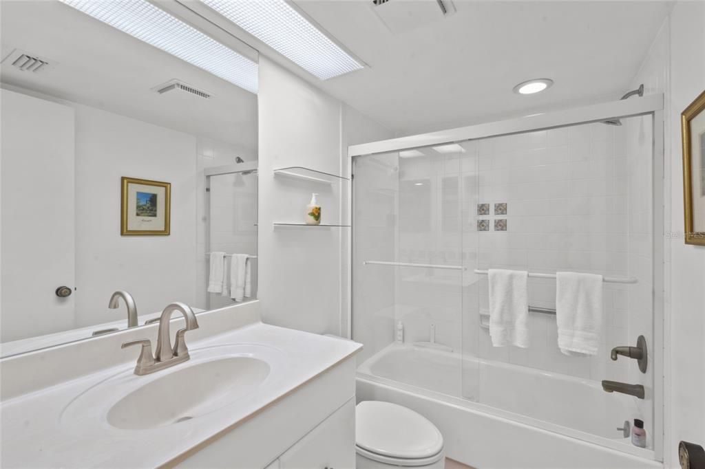 Под контрактом: $355,000 (2 спален, 2 ванн, 1216 Квадратных фут)