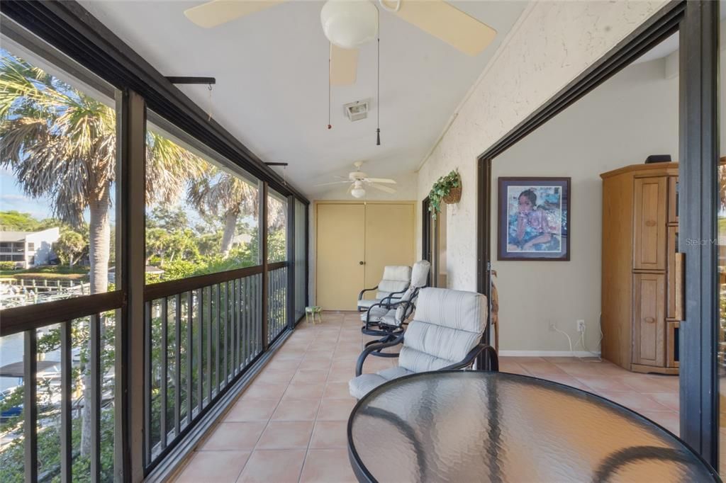 Под контрактом: $355,000 (2 спален, 2 ванн, 1216 Квадратных фут)