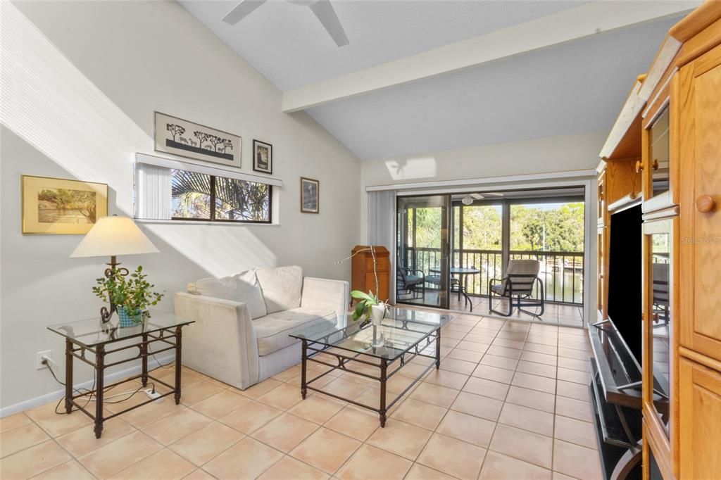 Под контрактом: $355,000 (2 спален, 2 ванн, 1216 Квадратных фут)