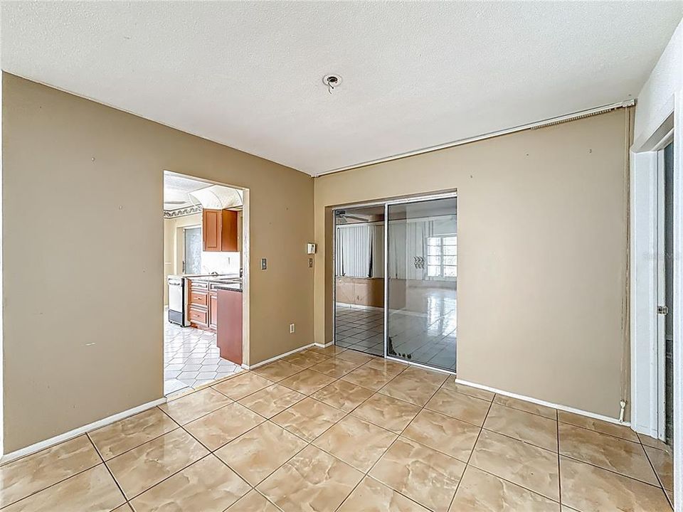 待售: $227,000 (2 贝兹, 2 浴室, 1365 平方英尺)