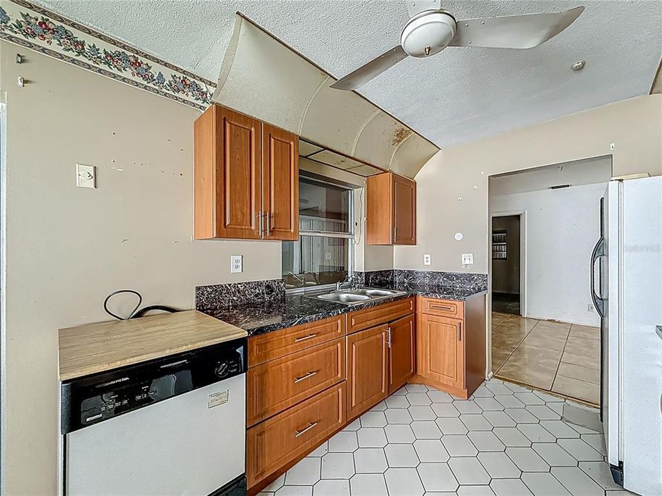 待售: $227,000 (2 贝兹, 2 浴室, 1365 平方英尺)