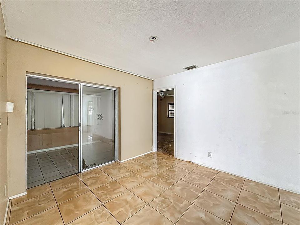 待售: $227,000 (2 贝兹, 2 浴室, 1365 平方英尺)