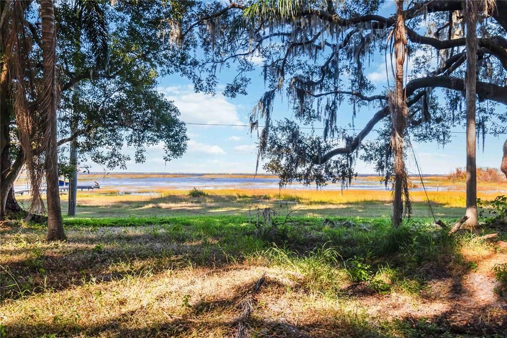 待售: $425,000 (0.85 acres)