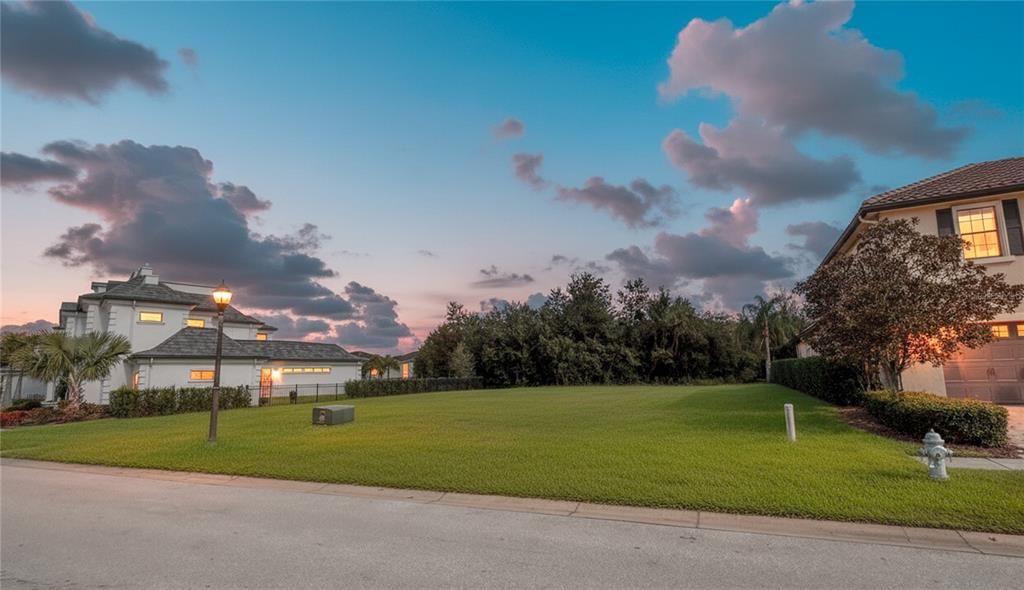 На продажу: $1,299,000 (0.38 acres)