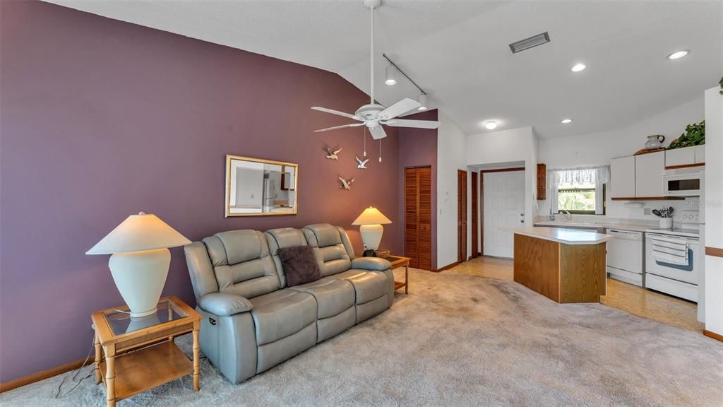 For Sale: $99,000 (2 beds, 1 baths, 800 Square Feet)