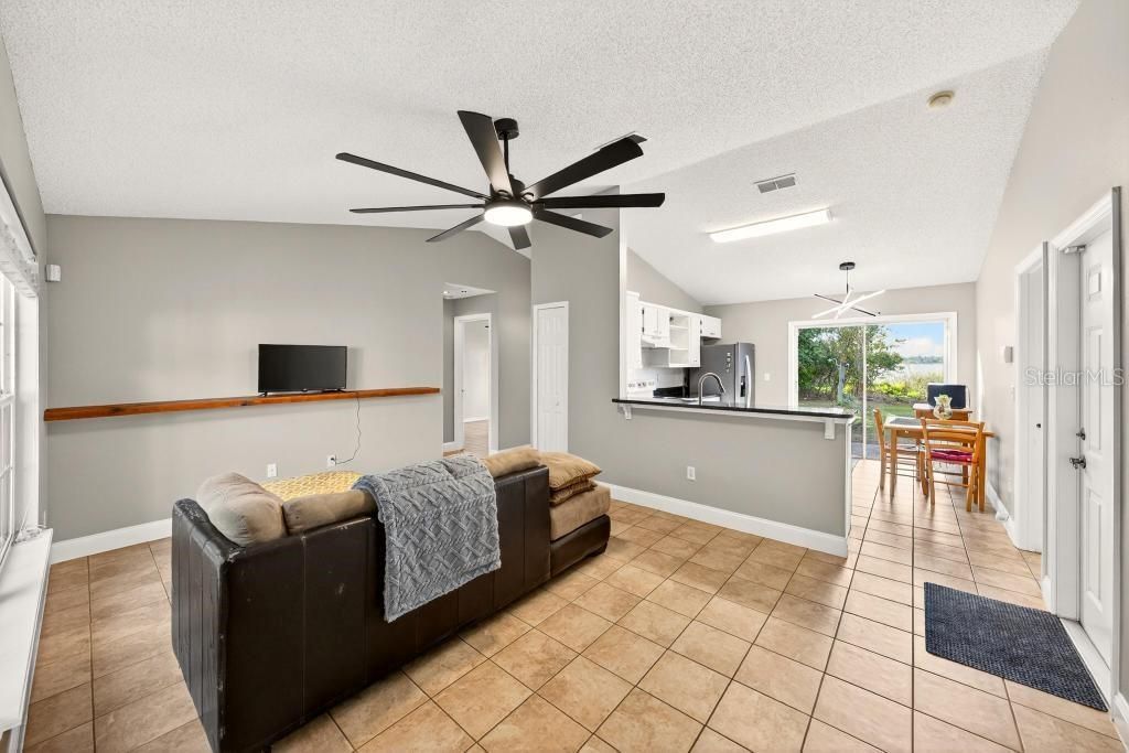 For Sale: $438,900 (3 beds, 2 baths, 1069 Square Feet)