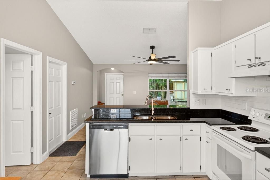 For Sale: $438,900 (3 beds, 2 baths, 1069 Square Feet)