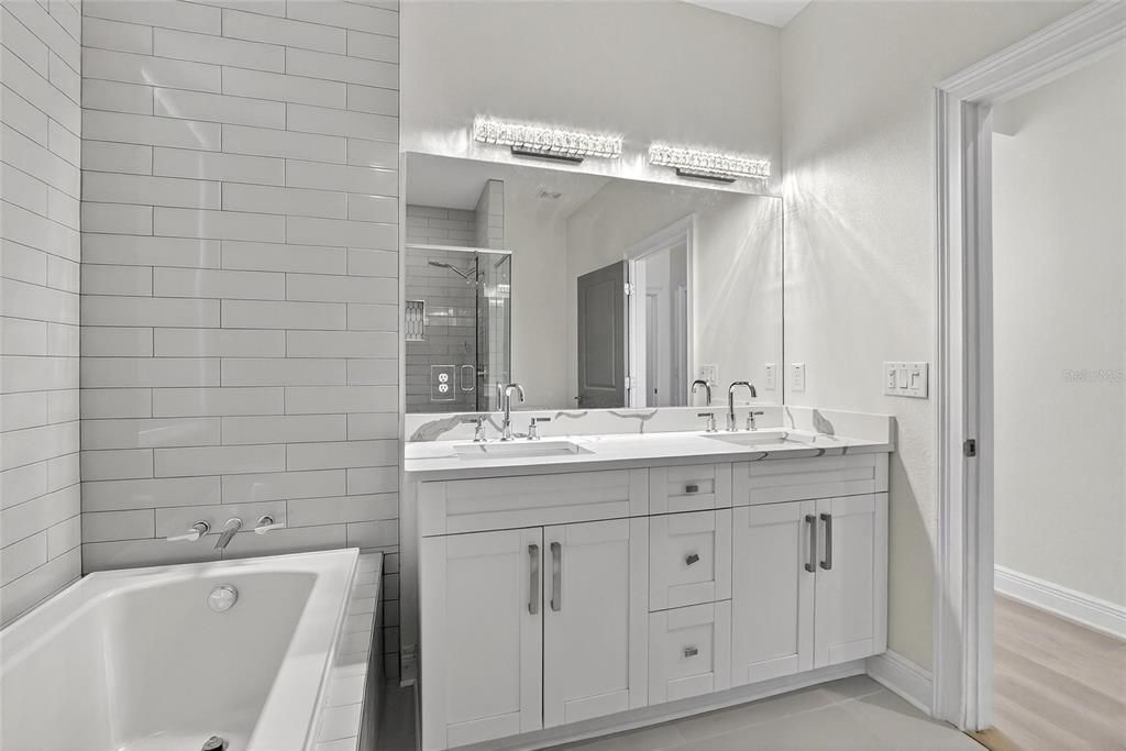 待售: $740,000 (3 贝兹, 2 浴室, 2325 平方英尺)