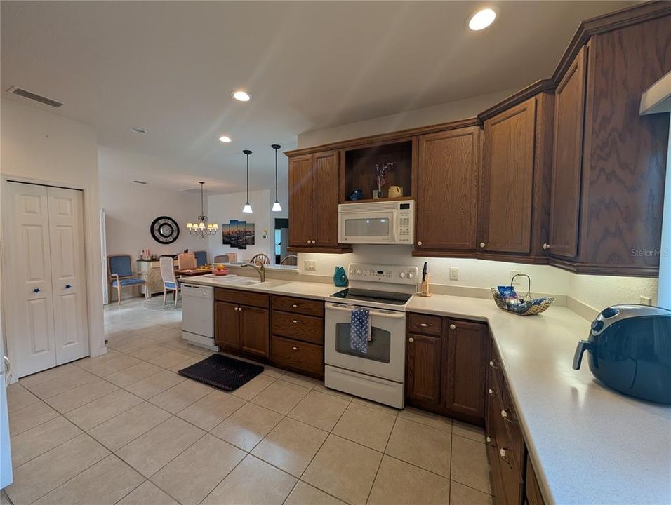 待售: $296,500 (2 贝兹, 2 浴室, 1523 平方英尺)