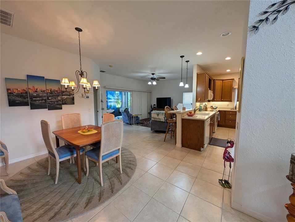 待售: $296,500 (2 贝兹, 2 浴室, 1523 平方英尺)