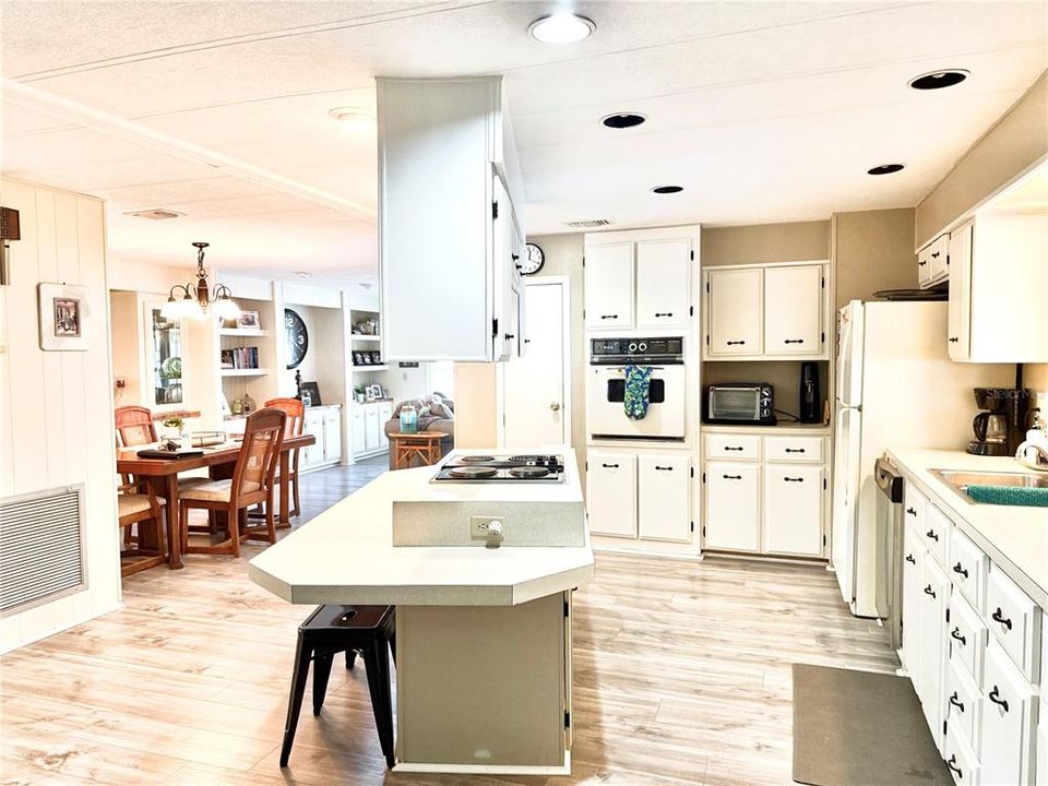 For Sale: $184,900 (3 beds, 2 baths, 1288 Square Feet)