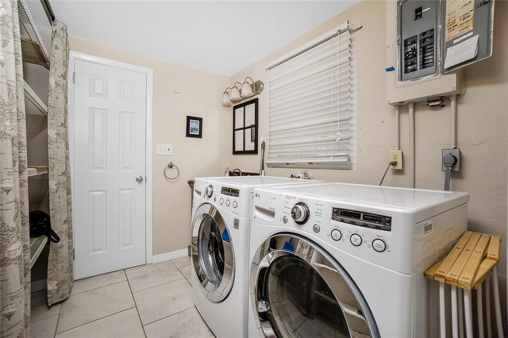 For Sale: $239,900 (2 beds, 2 baths, 1238 Square Feet)