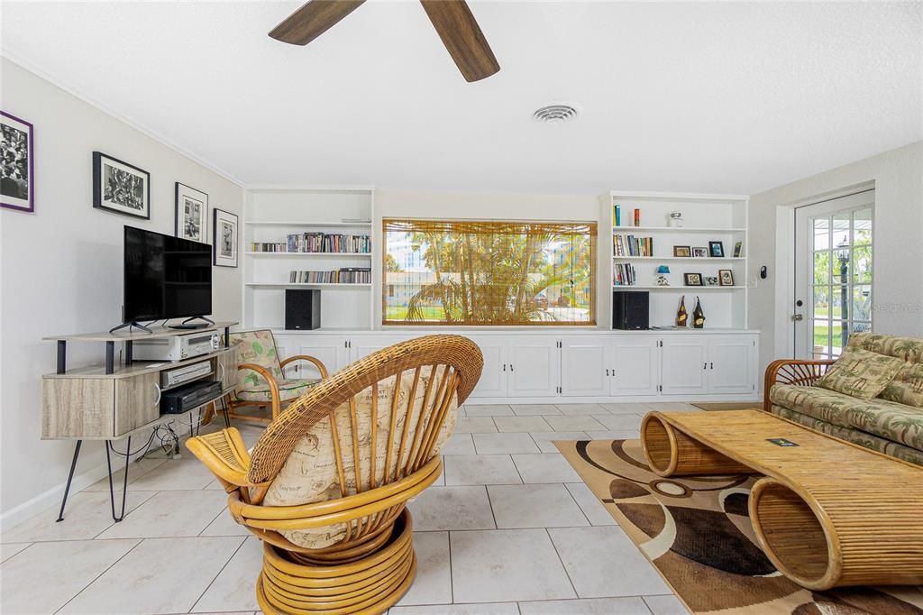 For Sale: $239,900 (2 beds, 2 baths, 1238 Square Feet)