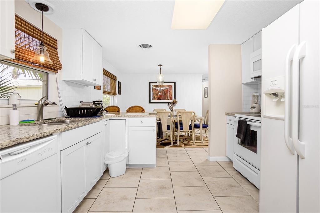 For Sale: $239,900 (2 beds, 2 baths, 1238 Square Feet)