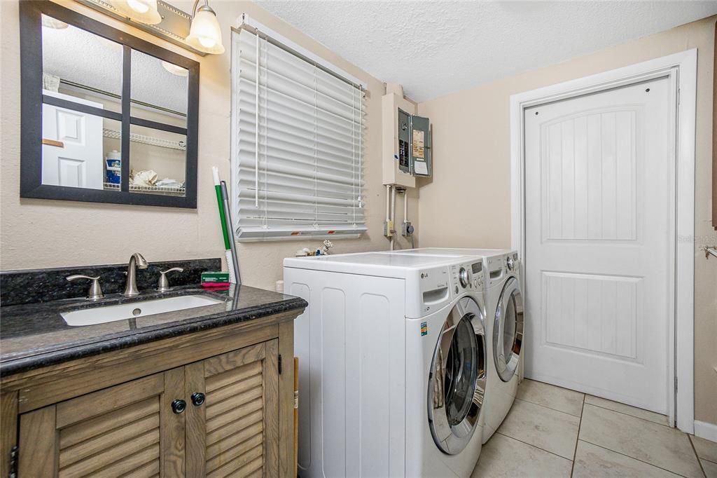 For Sale: $239,900 (2 beds, 2 baths, 1238 Square Feet)