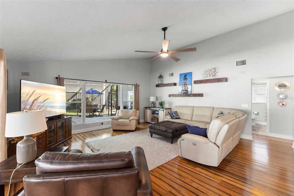 待售: $600,000 (3 贝兹, 2 浴室, 2081 平方英尺)