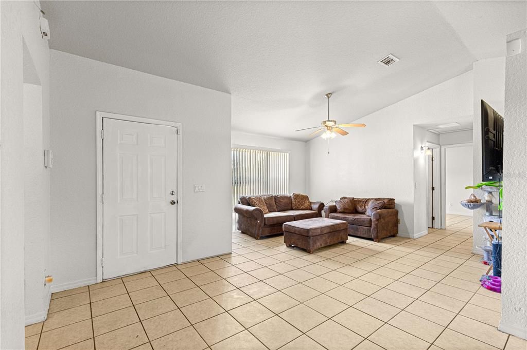 En Venta: $250,000 (3 camas, 2 baños, 1338 Pies cuadrados)