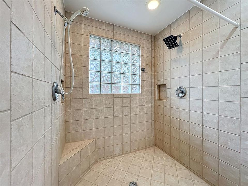 For Rent: $3,000 (3 beds, 2 baths, 1392 Square Feet)