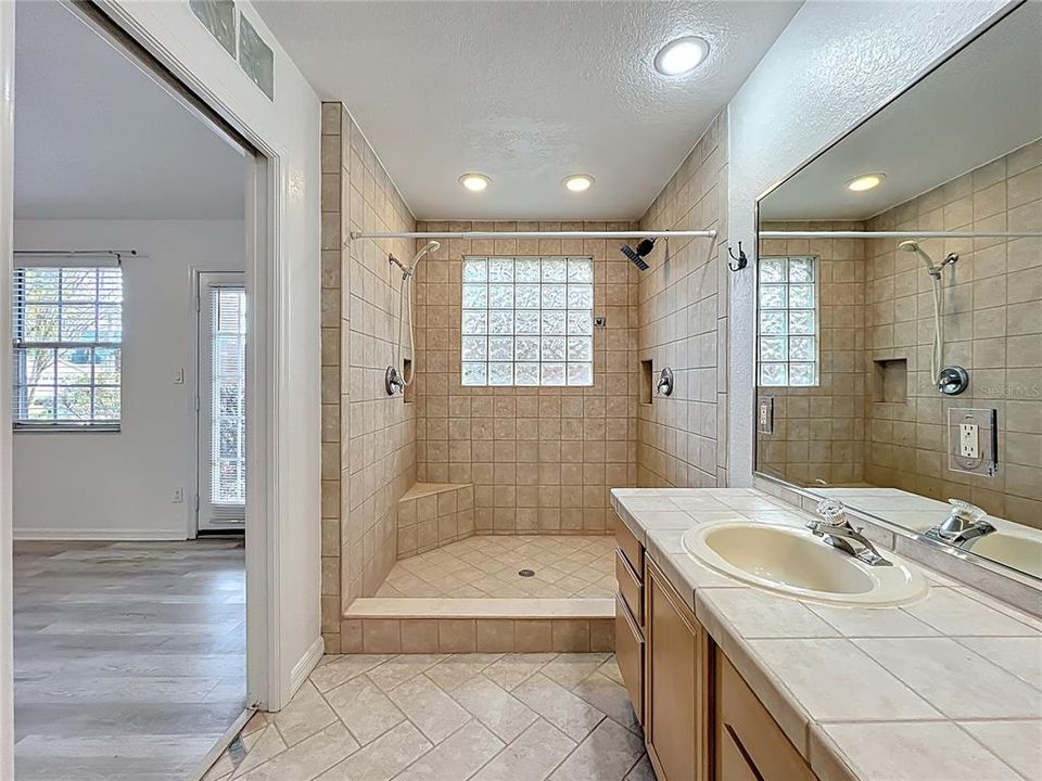 For Rent: $3,000 (3 beds, 2 baths, 1392 Square Feet)