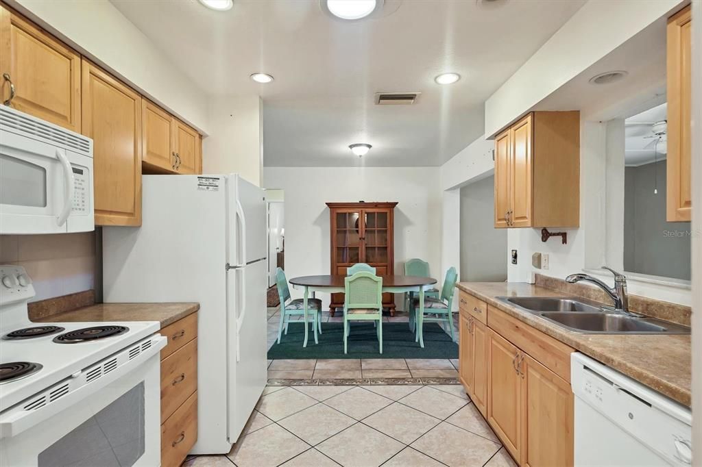 合同活跃: $319,000 (2 贝兹, 2 浴室, 1192 平方英尺)