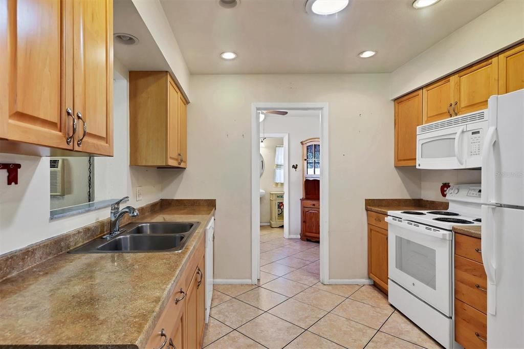 合同活跃: $319,000 (2 贝兹, 2 浴室, 1192 平方英尺)