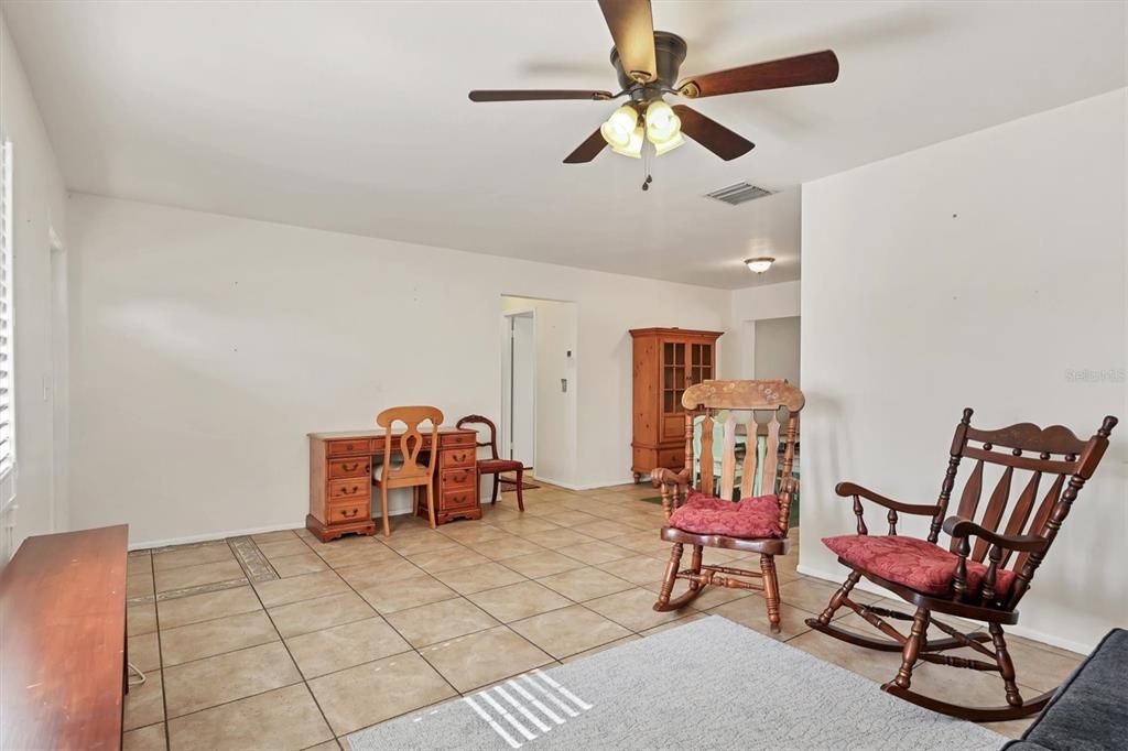 合同活跃: $319,000 (2 贝兹, 2 浴室, 1192 平方英尺)