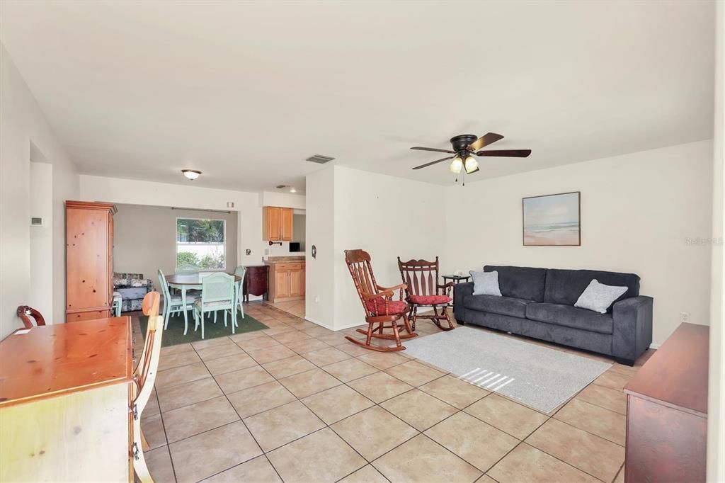 合同活跃: $319,000 (2 贝兹, 2 浴室, 1192 平方英尺)