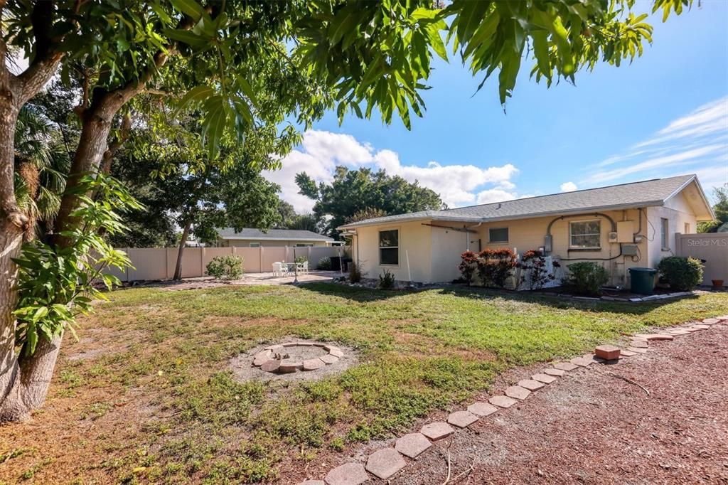 合同活跃: $319,000 (2 贝兹, 2 浴室, 1192 平方英尺)