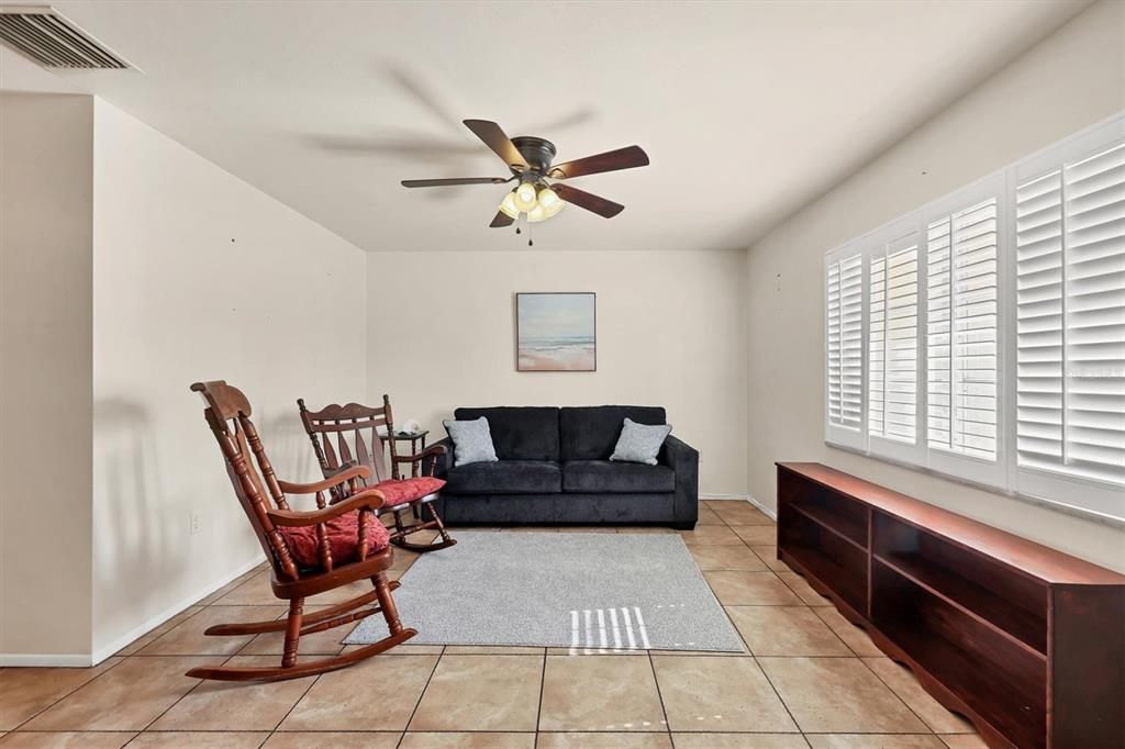 合同活跃: $319,000 (2 贝兹, 2 浴室, 1192 平方英尺)