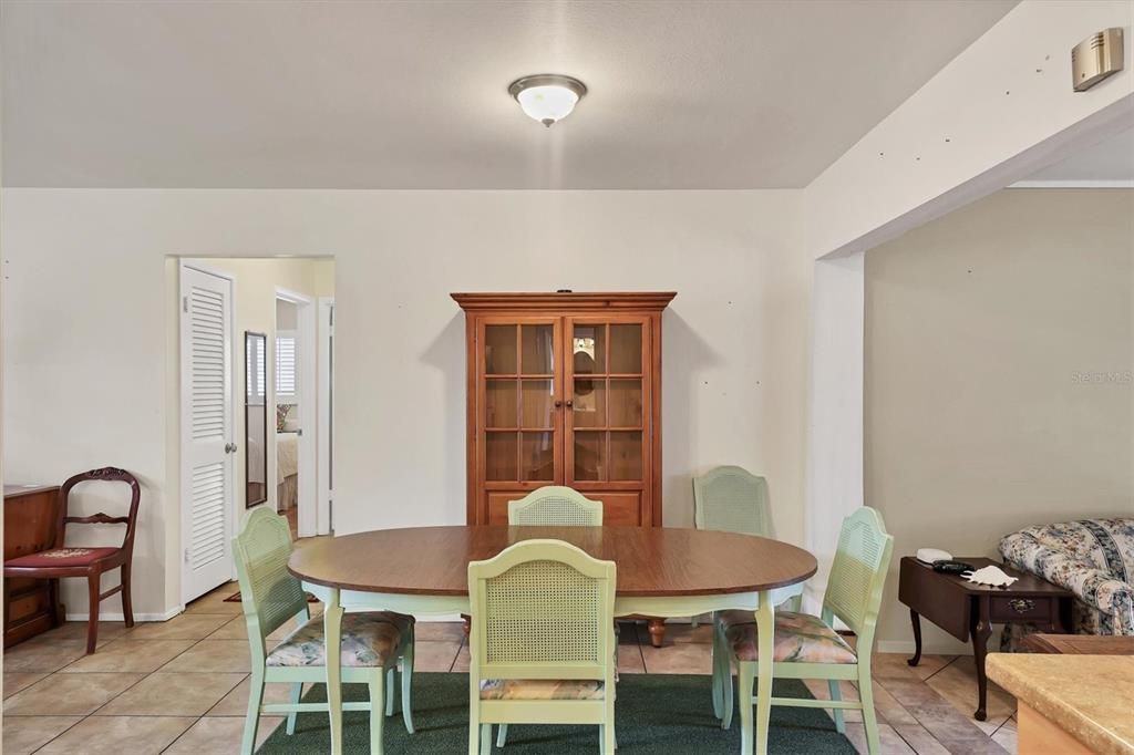 合同活跃: $319,000 (2 贝兹, 2 浴室, 1192 平方英尺)