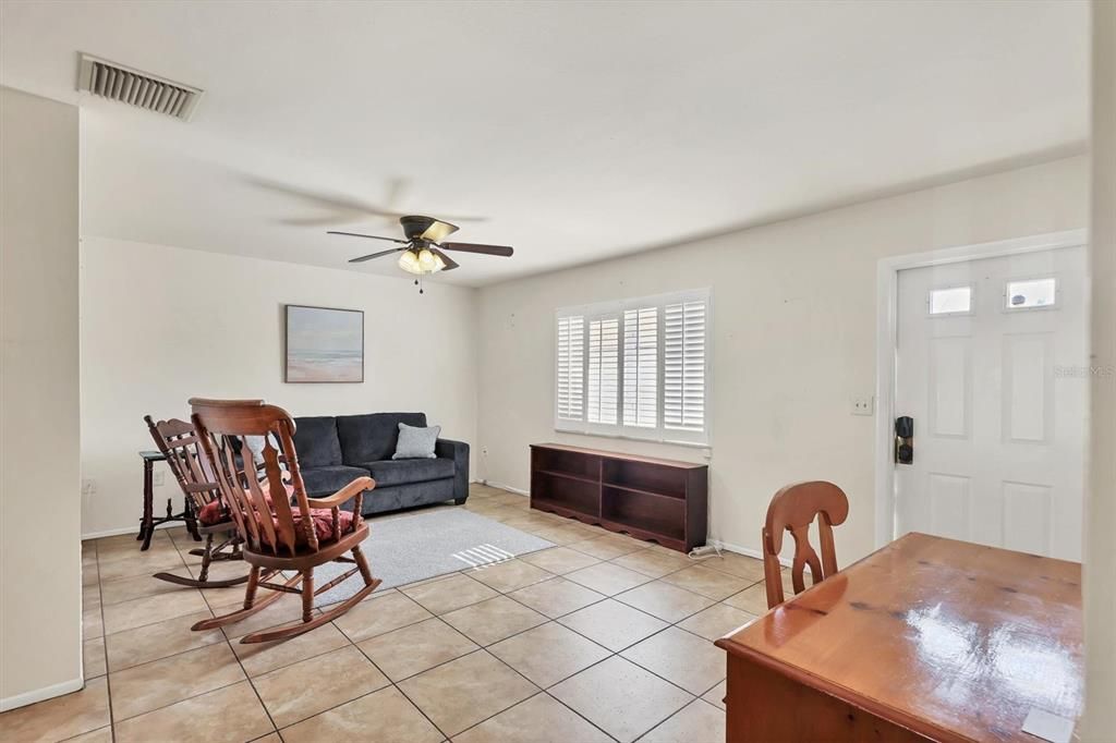 合同活跃: $319,000 (2 贝兹, 2 浴室, 1192 平方英尺)