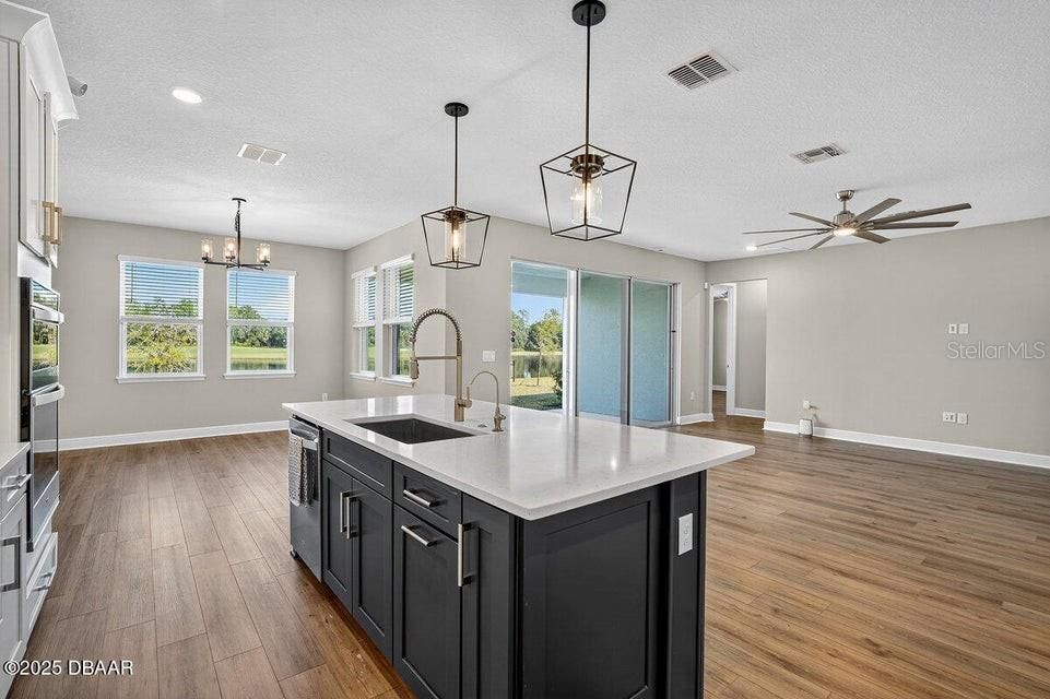 En Venta: $725,000 (5 camas, 4 baños, 3051 Pies cuadrados)