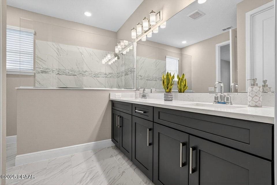 En Venta: $725,000 (5 camas, 4 baños, 3051 Pies cuadrados)