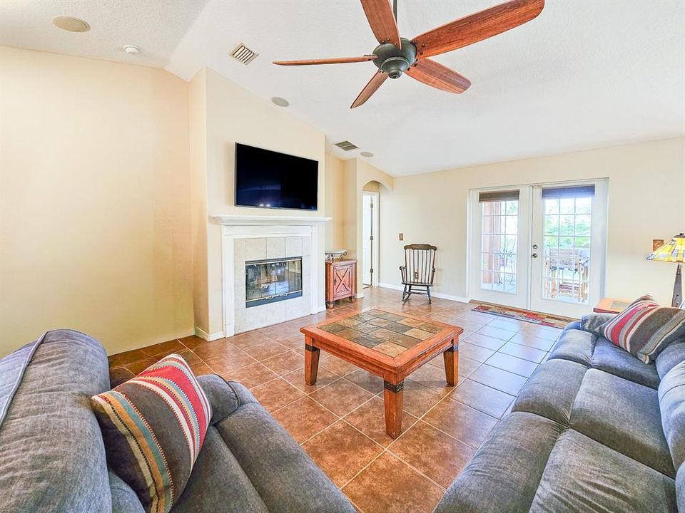 For Sale: $344,000 (3 beds, 2 baths, 1614 Square Feet)