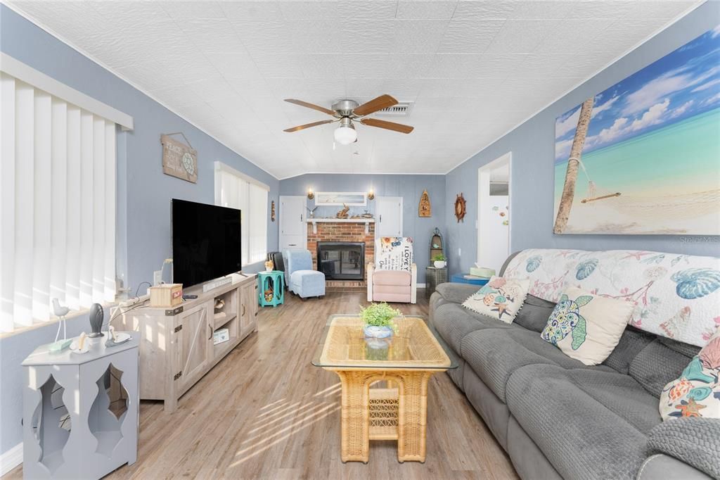 待售: $239,900 (2 贝兹, 1 浴室, 791 平方英尺)