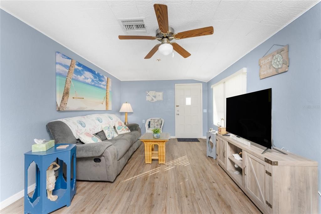 待售: $239,900 (2 贝兹, 1 浴室, 791 平方英尺)