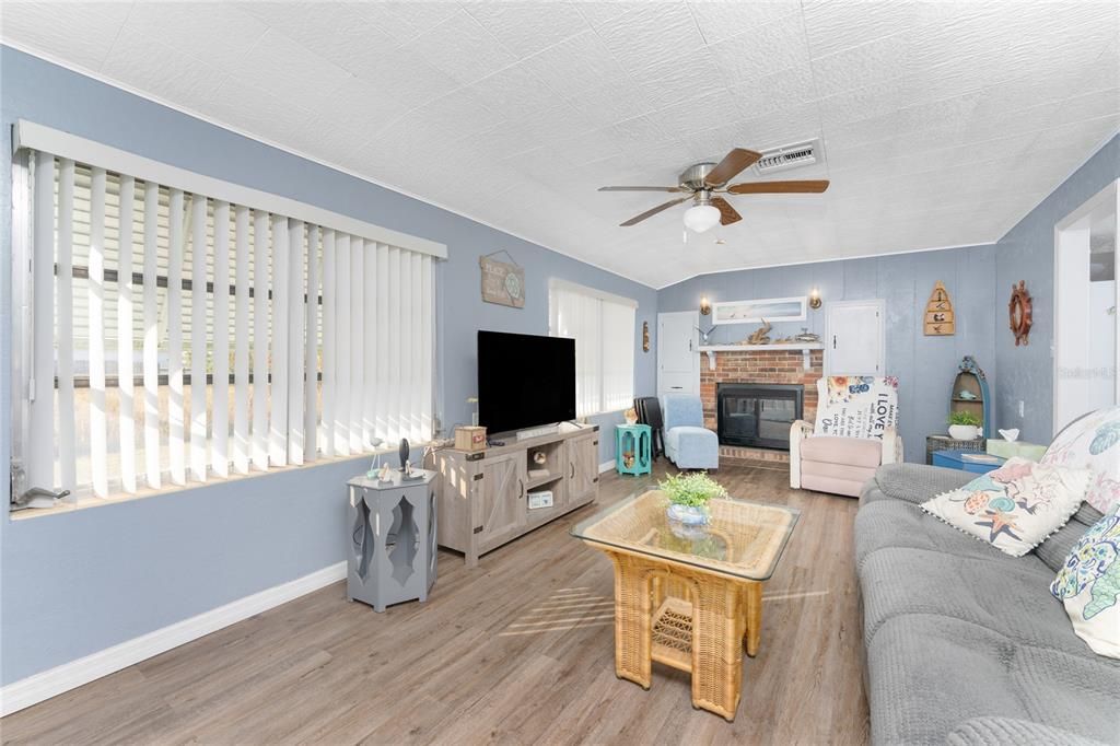 待售: $239,900 (2 贝兹, 1 浴室, 791 平方英尺)