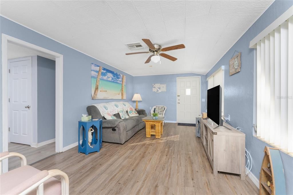 待售: $239,900 (2 贝兹, 1 浴室, 791 平方英尺)