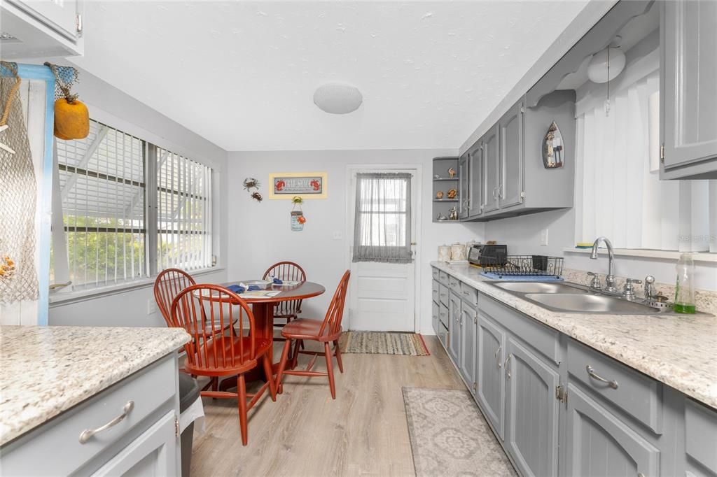 待售: $239,900 (2 贝兹, 1 浴室, 791 平方英尺)