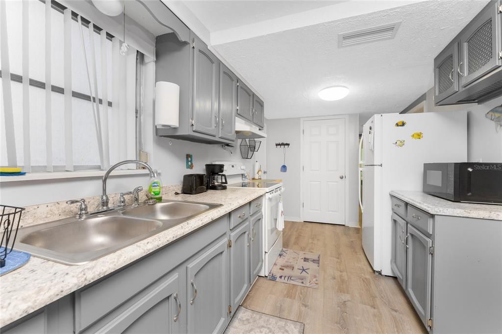 待售: $239,900 (2 贝兹, 1 浴室, 791 平方英尺)