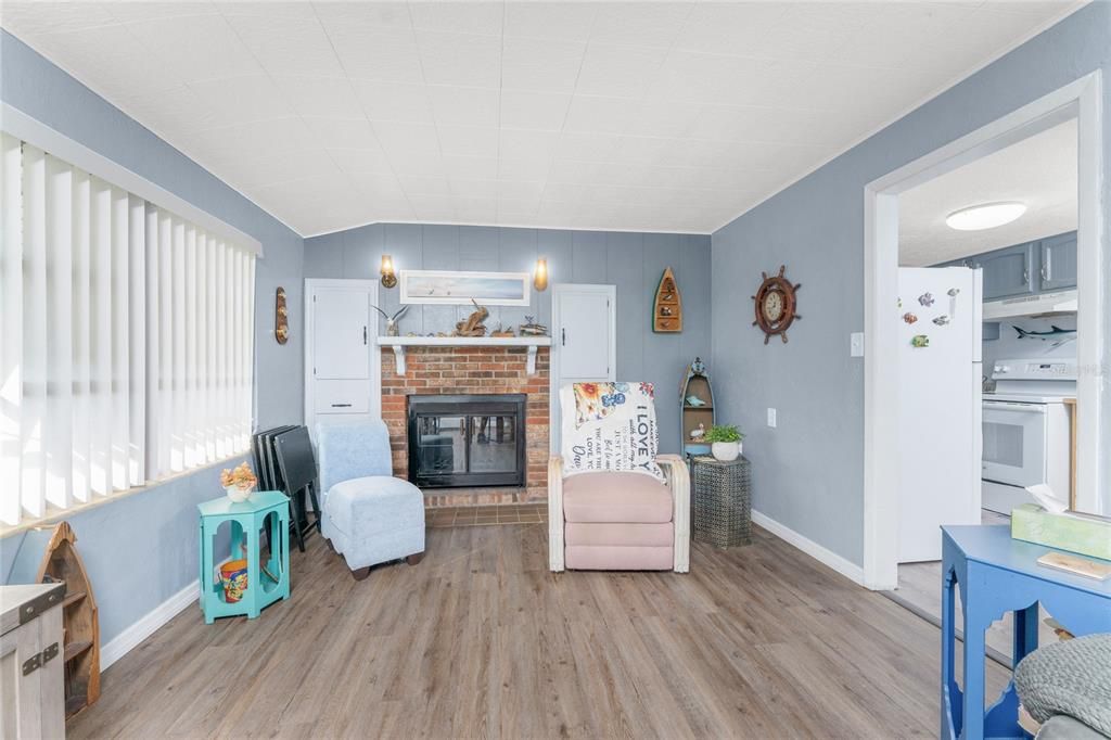 待售: $239,900 (2 贝兹, 1 浴室, 791 平方英尺)