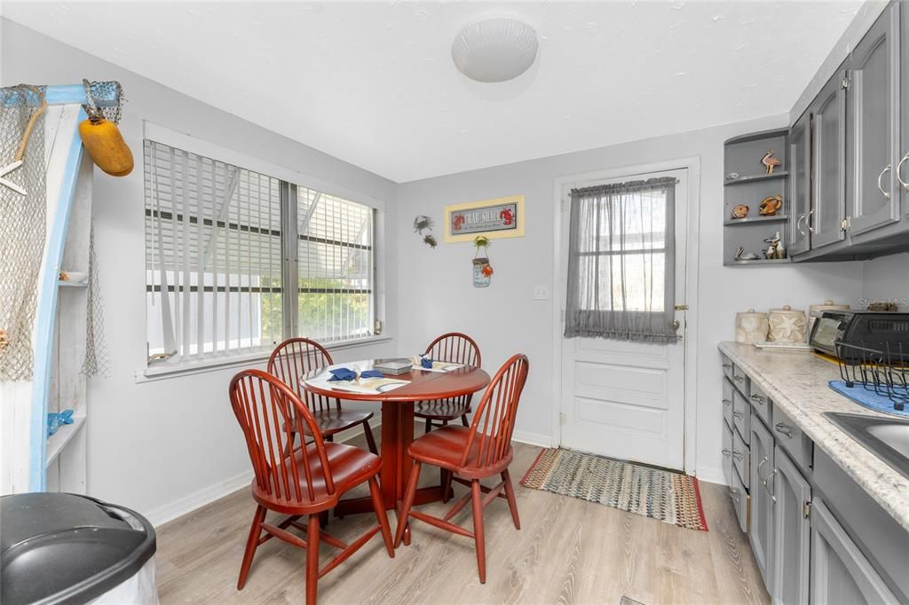 待售: $239,900 (2 贝兹, 1 浴室, 791 平方英尺)