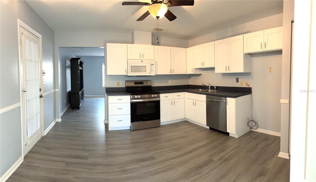 For Sale: $279,000 (2 beds, 2 baths, 1124 Square Feet)
